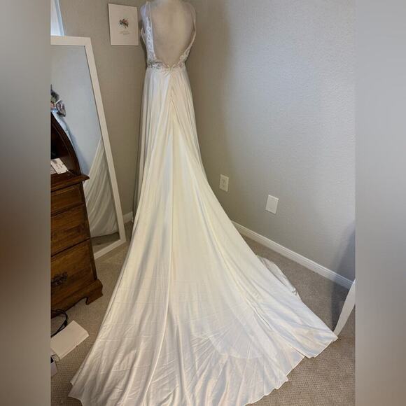 NWT L’amour Claudia White Lace Plunge Neckline Wedding Dress with Slit Size 6 - Picture 8 of 16